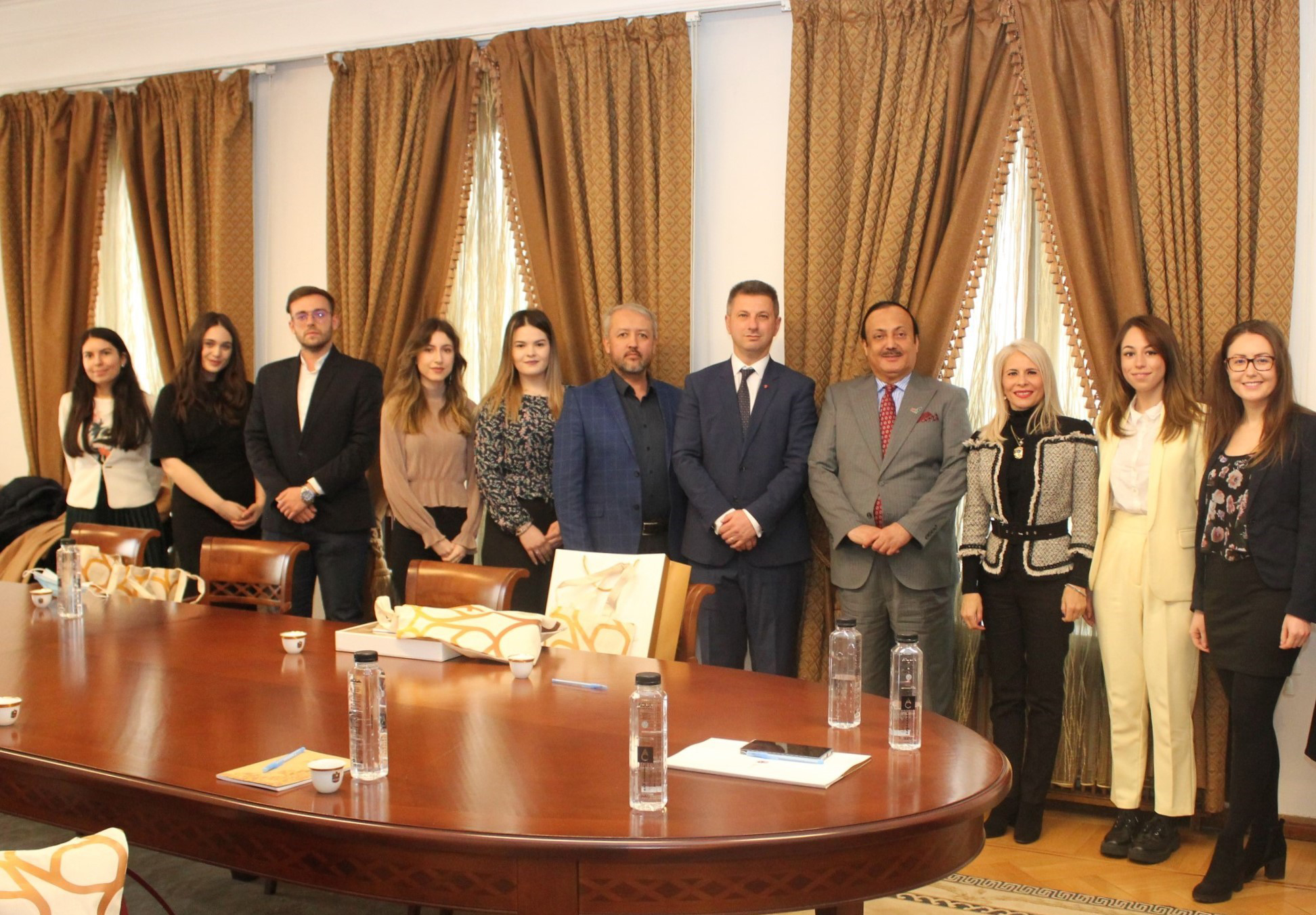 E.S. Dr. Ahmed Abdullah Bin Saeed Al Matrooshi, Ambasadorul Emiratelor Arabe Unite în România a organizat o masă rotundă, cu participarea unui grup de studenți ai Academiei de Studii Economice din București.