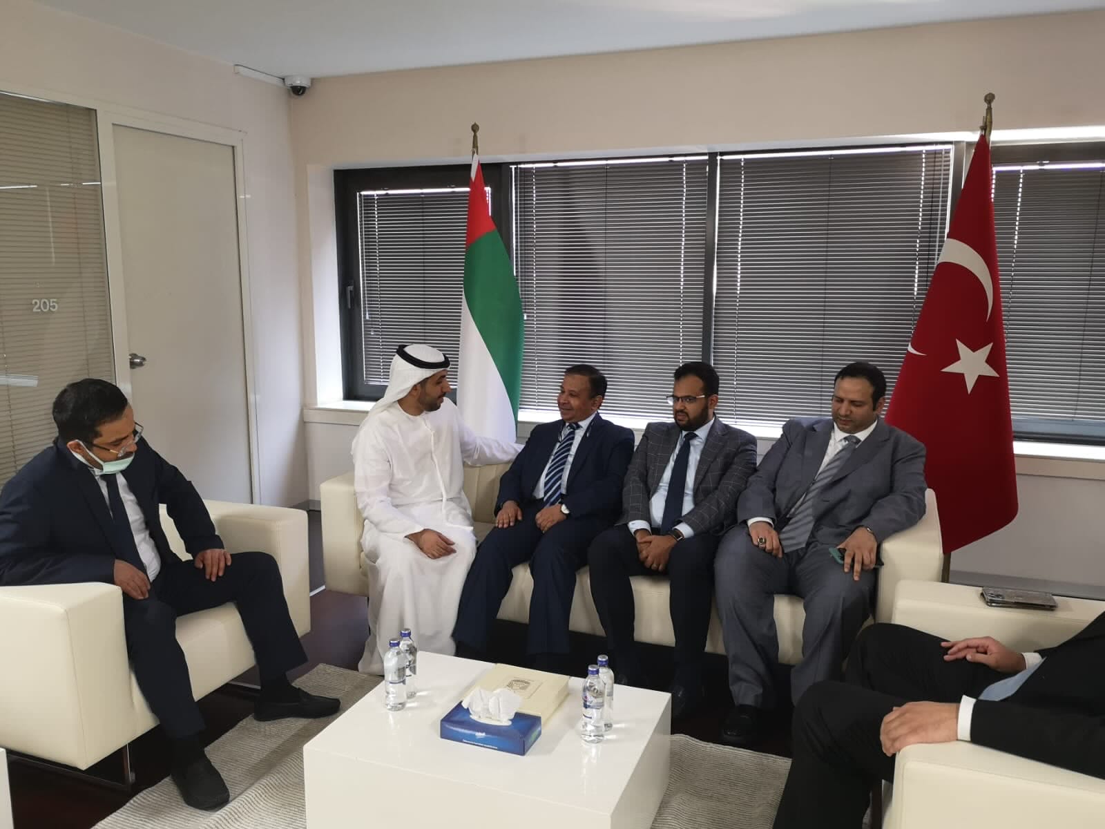 قدم سعادة / أحمد محمد عقيل، القنصل العام للمملكة العربية السعودية، واجب العزاء في وفاة المغفورله بإذن الله تعالى الشيخ  خليفة بن زايد آل نهيان 