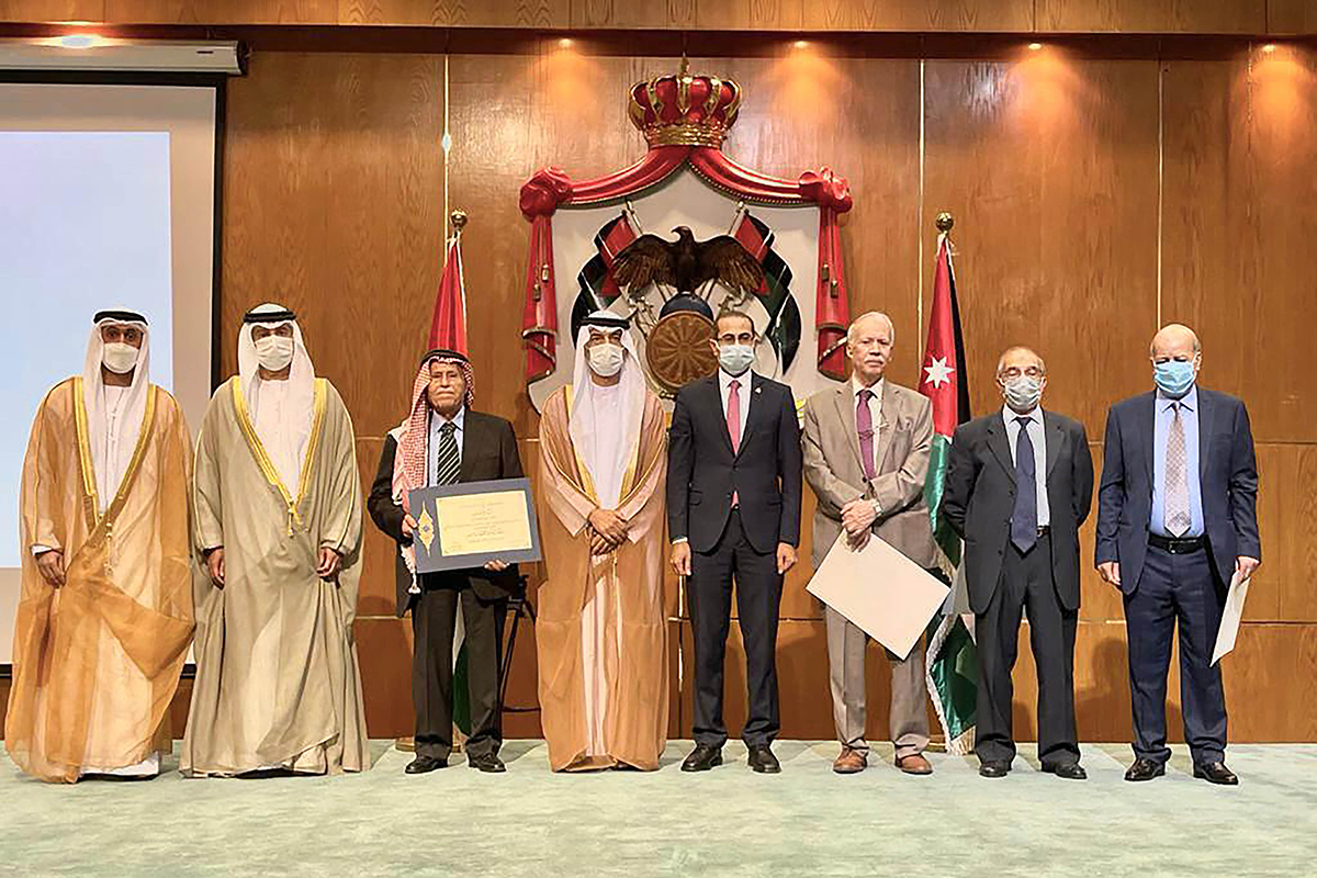 وقام سعادة عبدالله العويس وهزاع البراري بتقديم شهادات التكريم للمكرمين الموقعة من صاحب السمو الشيخ الدكتور سلطان بن محمد القاسمي عضو المجلس الأعلى حاكم الشارقة راعي ملتقيات الشارقة للتكريم الثقافي التي تتضمن ضمن مفهوم التكريم الإضاءة على عطاءات المكرمين و طباعة أعمالهم و تعميمها لفائدة الاجيال الحالية و المستقبلية.