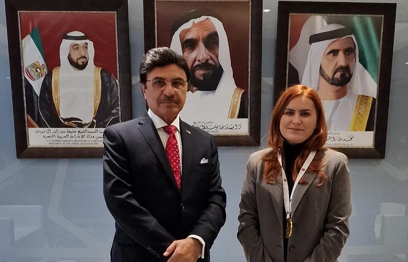 سفير دولة الإمارات لدى اليونان، يـكرم عدد من موظفي السفارة، كموظفين مثاليين عن العام 2022، ضـمـن إطـار سـيـاسـة وزارة الخارجية الإماراتية والتعاون الدولي لتقييم الأداء وتكريم وتحفيز المتميزين.