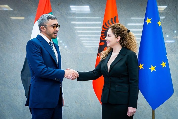 التقى سمو الشيخ عبدالله بن زايد آل نهيان وزير الخارجية والتعاون الدولي في العاصمة الألبانية تيرانا معالي أولتا جاتشكا وزيرة أوروبا والشؤون الخارجية في جمهورية ألبانيا. جرى، خلال اللقاء الذي عقد في إطار زيارة العمل لسموه إلى ألبانيا، بحث علاقات الصداقة والتعاون الثنائي بين البلدين والفرص المتاحة لتعزيزه في مختلف المجالات