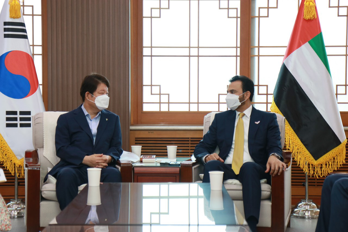 قام خلال الزيارة بزيارة عدد من المنشئات الطبية ورافقة السكرتير ثالث في البعثة السيد سعود الطنيجي.
