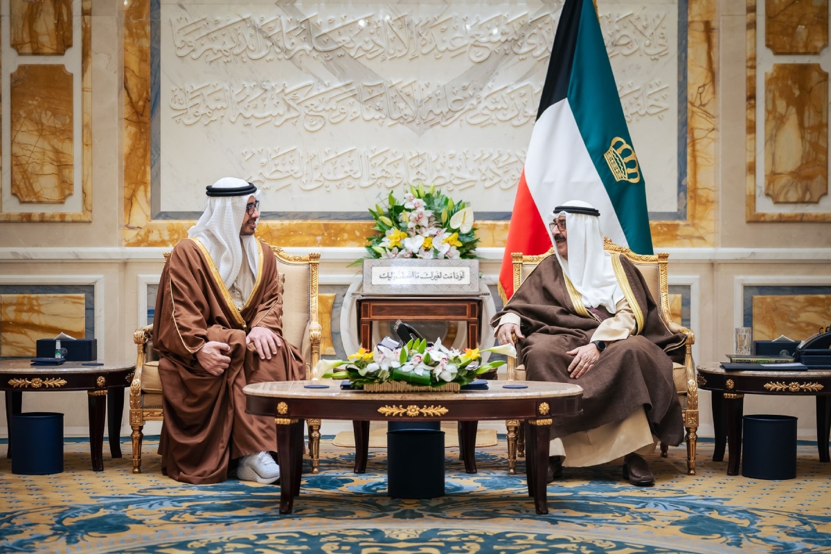 His Highness Sheikh Mishal Al-Ahmad Al-Jaber Al-Sabah, Emir of the sisterly State of Kuwait, received His Highness Sheikh Abdullah bin Zayed Al Nahyan, 