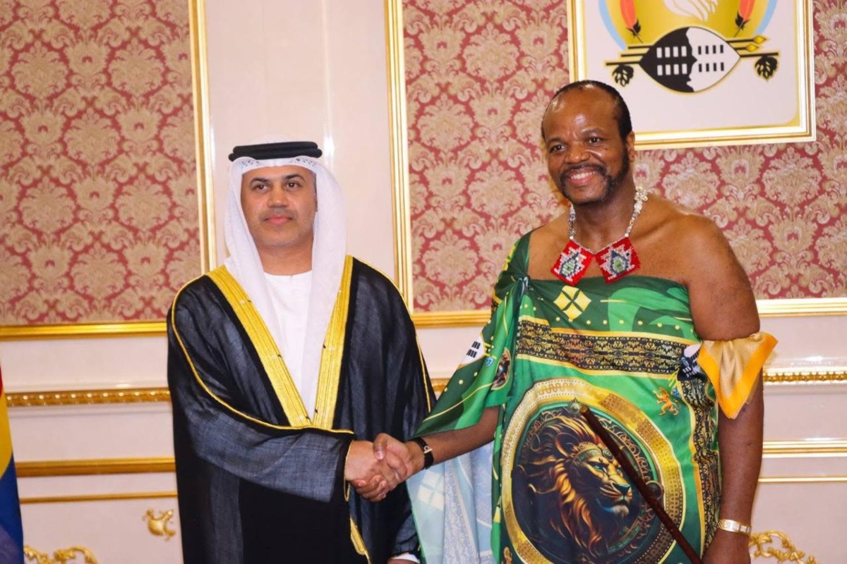 قدّم سعادة منصور محمد الجويعد، سفير دولة الإمارات لدى جمهورية موزمبيق، أوراق اعتماده إلى صاحب الجلالة الملك مسواتي الثالث، ملك مملكة إسواتيني، سفيراً للدولة غير مقيم لدى مملكة إسواتيني، وذلك خلال مراسم الاستقبال التي جرت بالقصر الملكي في العاصمة إمبابان.
