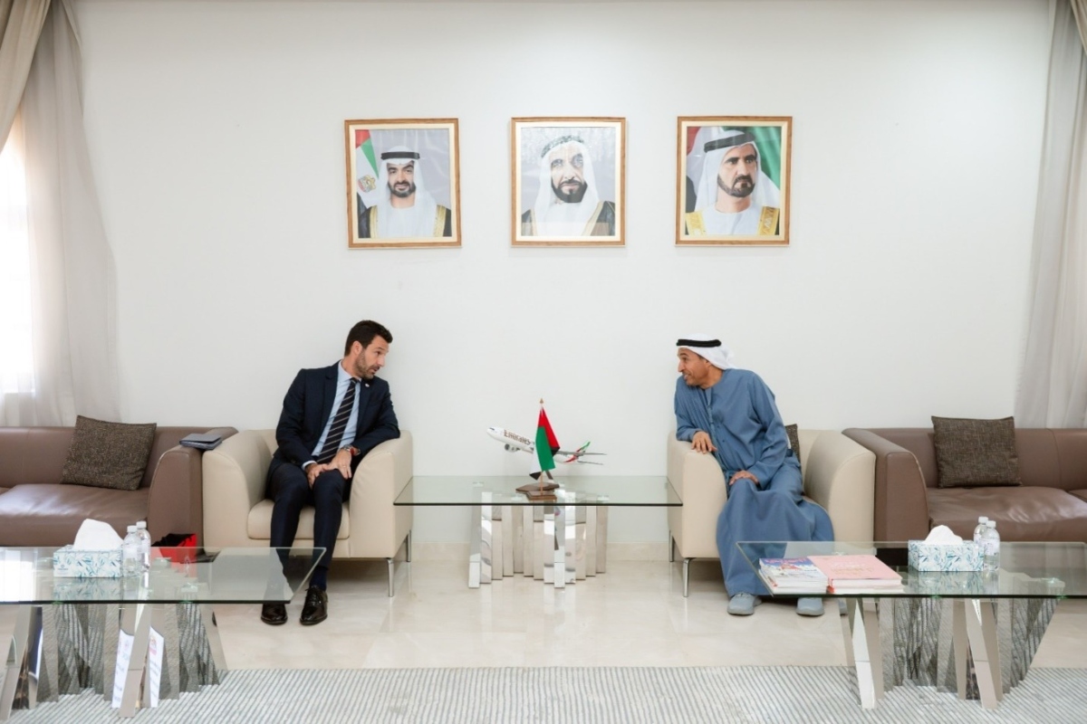 استقبل سعادة السفير محش سعيد الهاملي، سفير دولة الإمارات لدى جمهورية جنوب أفريقيا، السيد جان-نيكولا باكيه رولّو، رئيس بعثة اللجنة الدولية للصليب الأحمر للجنوب الأفريقي، حيث بحث الجانبان الأولويات الإنسانية المشتركة وسبل تعزيز التعاون والتنسيق في القضايا ذات الاهتمام المشترك، بما يعكس الالتزام الراسخ بدعم العمل الإنساني وتعزيز الاستجابة للاحتياجات الإنسانية في المنطقة.