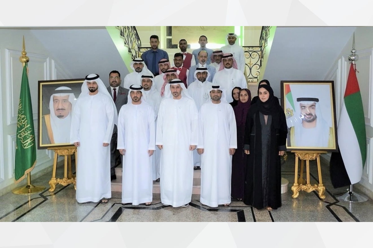 زار سعادة مطر سالم علي مران الظاهري سفير الدولة لدى المملكة العربية السعودية مقر القنصلية العامة لدولة الإمارات في جدة، وكان في استقباله سعادة ناصر هويدن الكتبي قنصل عام الدولة، كما التقى سعادة السفير بموظفي القنصلية. وأطلع القنصل العام سعادة السفير على آخر المستجدات والخطط التي  تقوم بها قنصلية الدولة من أجل خدمة المواطنين المقيمين في جدة والحجاج والمعتمرين، كما استعرض آخر التحديثات التي أقامتها القنصلية في الأقسام التابعة لها ومهام العمل في كل قسم وأفضل الخدمات المقدمة للمواطنين.