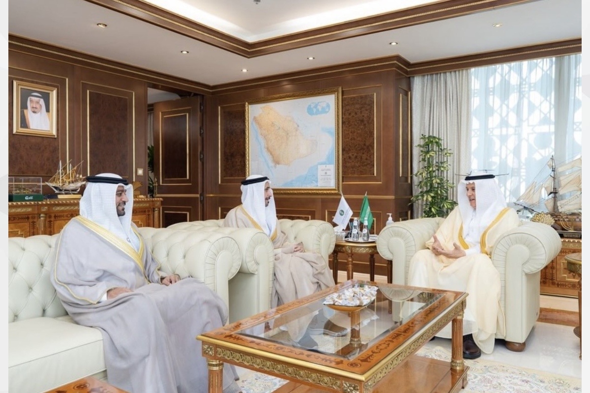التقى سعادة السفير مَطر سالم علي مرّان الظاهري، بمعالي المهندس عبد الرحمن بن عبد المحسن الفضلي وزير البيئة والمياه والزراعة، وجرى خلال اللقاء بحث فرص التعاون بما يخدم العلاقات الأخوية بين دولة الإمارات العربية المتحدة والمملكة العربية السعودية الشقيقة.
