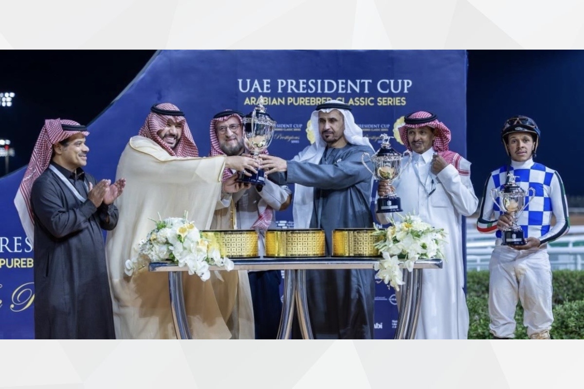 سفير دولة الإمارات لدى الرياض، سعادة مطر سالم علي مران الظاهري يتوج الفائز بكأس رئيس الدولة في المحطة السابعة عشرة والختامية من النسخة الثانية والثلاثين لسلسلة سباقات كأس صاحب السمو رئيس دولة الإمارات العربية المتحدة للخيول العربية الأصيلة في المملكة العربية السعودية الشقيقة.
 