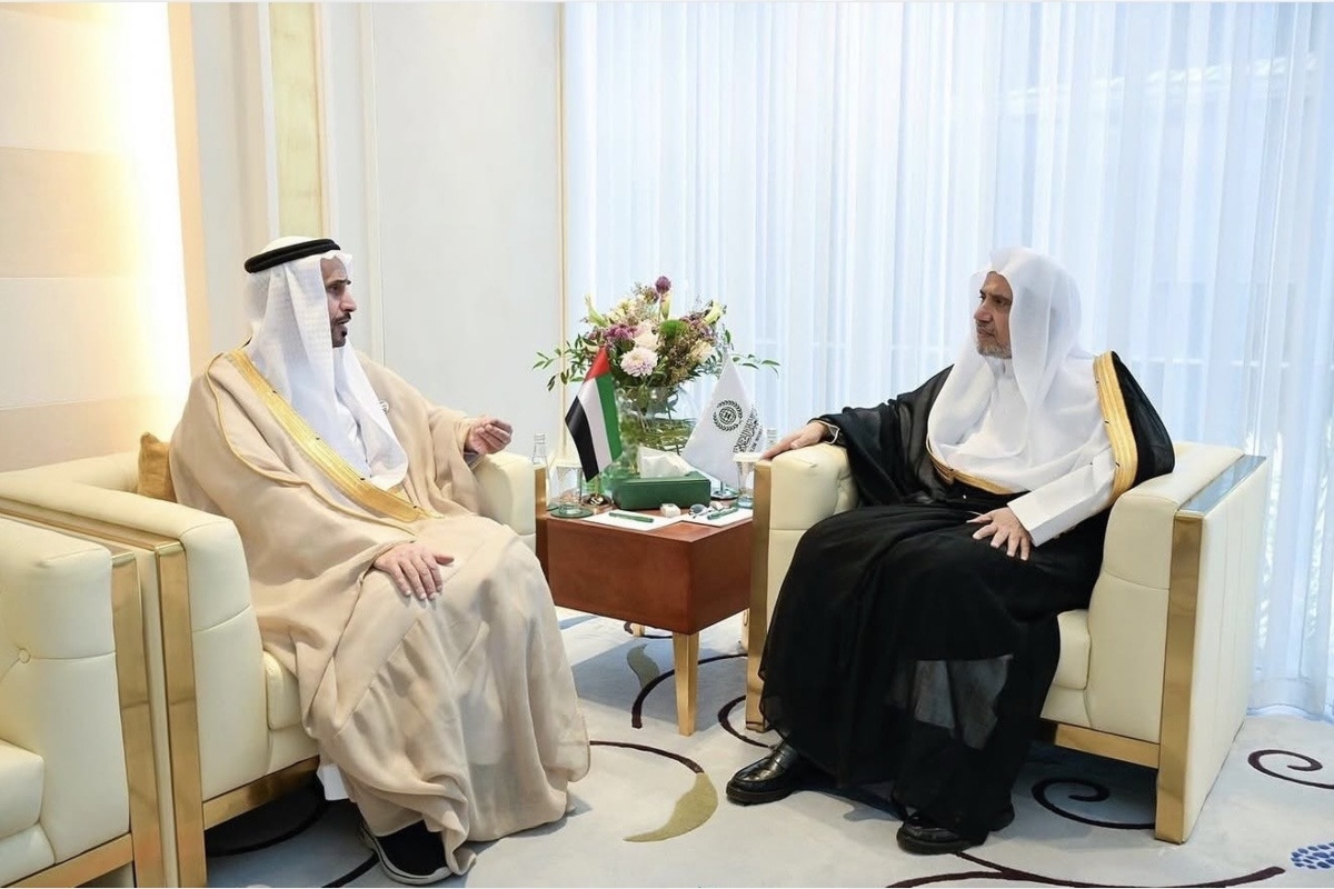 استقبل معالي الأمين العام، رئيس هيئة علماء المسلمين، الشيخ د. محمد العيسى، في مكتبة في العاصمة الرياض، سعادة مطر سالم علي مرّان الظاهري سفير دولة الإمارات العربية المتحدة لدى المملكة العربية السعودية الشقيقة، وجرى خلال اللقاء بحث الموضوعات ذات الاهتمام المشترك.
