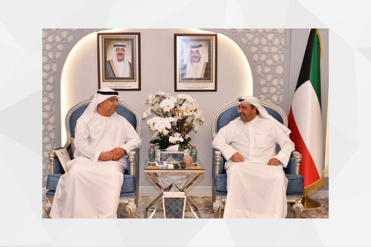 استقبل معالي الشيخ أحمد فهد الأحمد الصباح نائب رئيس مجلس الوزراء ووزير الدفاع في نادي الضباط سعادة د. مطر حامد النيادي سفير الدولة لدى دولة الكويت الشقيقة وسعاده العقيد الركن محمد المهيري الملحق العسكري لدولة الامارات. وقدم سعادة السفير التهننة لمعاليه بمناسبة توليه مهام عمله الجديد متمنيا له التوفيق والنجاح.