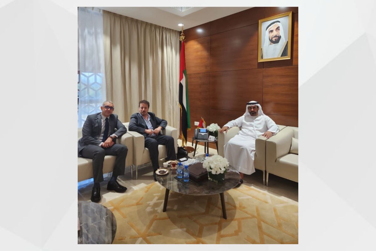 استقبل معالي السفير محمد بن نخيرة الظاهري المهندس ماهر جوجو المدير المفوض لشركة الأرجان تاول للاستثمار، وذلك للتباحث في شأن التعاون الاستثماري بين الشركة ومجتمع الأعمال في دولة الإمارات.

