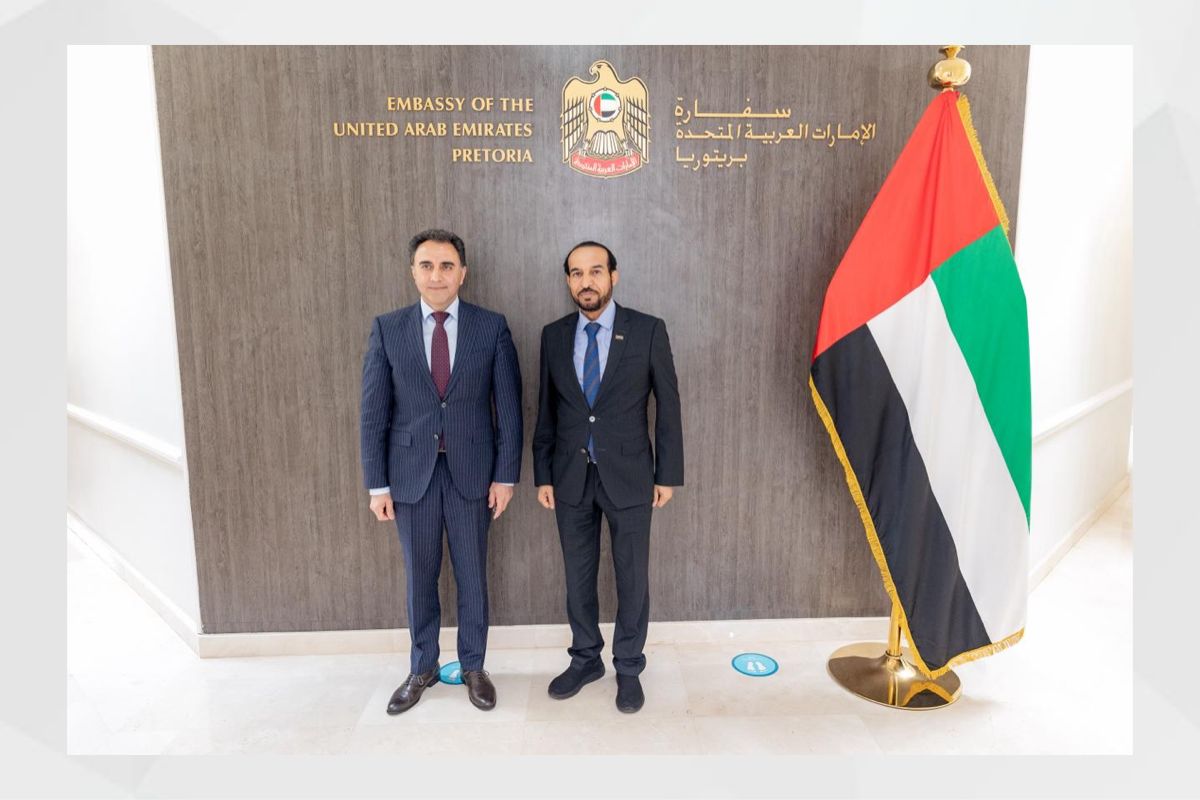 التقي سعادة السفير /محش سعيد الهاملي سفير الدولة لدى جنوب افريقيا بمقر السفارة في العاصمة بريتوريا مع سعادة / زئور شكوروف ، القائم بالاعمال لسفارة جمهورية ازربيجان لدى جنوب افريقيا الجديد وهناه على توليه المنصب الجديد متمنيا له كل التوفيق والسداد في مهام عمله الجديد . وتم خلال اللقاء مناقشة المواضيع ذات الاهتمام المشترك وبحث سبل تعزيز العلاقات الثنائية بين البلدين.