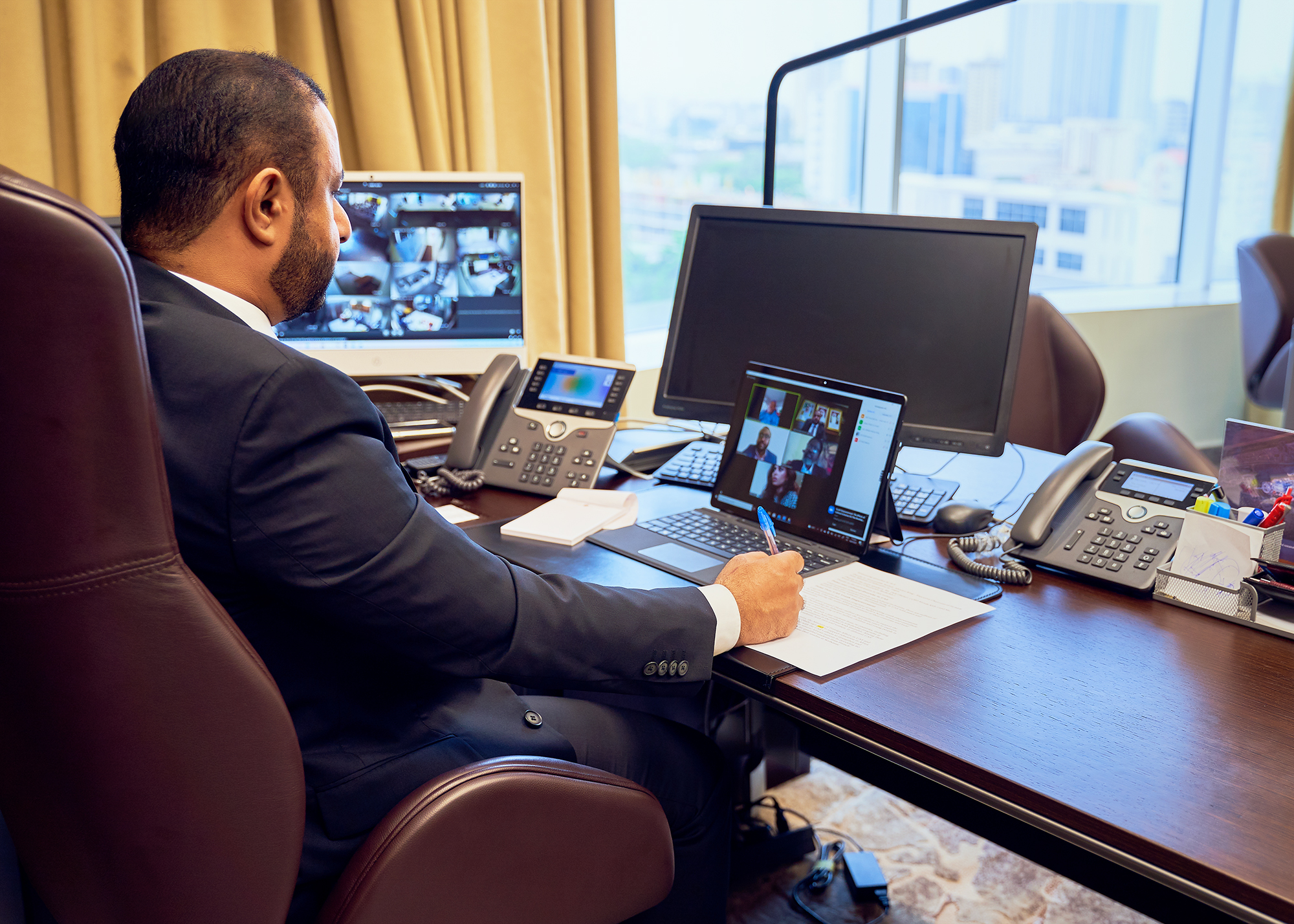 سعادة القنصل العام متدثا في الندوة