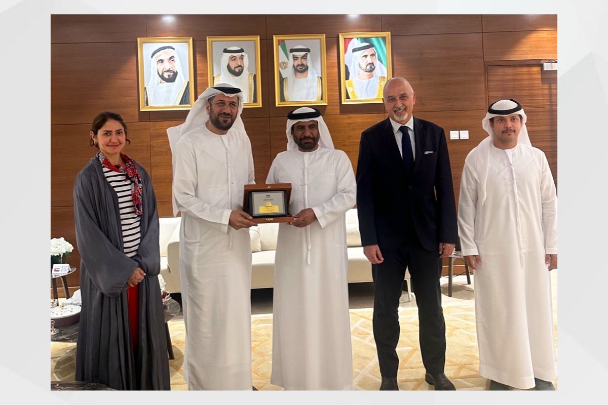 استقبل معالي السفير/ محمد بن نخيرة الظاهري وفد جامعة الشارقة برئاسة الدكتور/ صلاح طاهر الحاج - نائب مدير جامعة الشارقة لشؤون المجتمع، والذي يقوم بزيارة عدد من الجامعات العُمانيه وذلك لتطوير سبل التعاون وتبادل الخبرات بين البلدين الشقيقين.