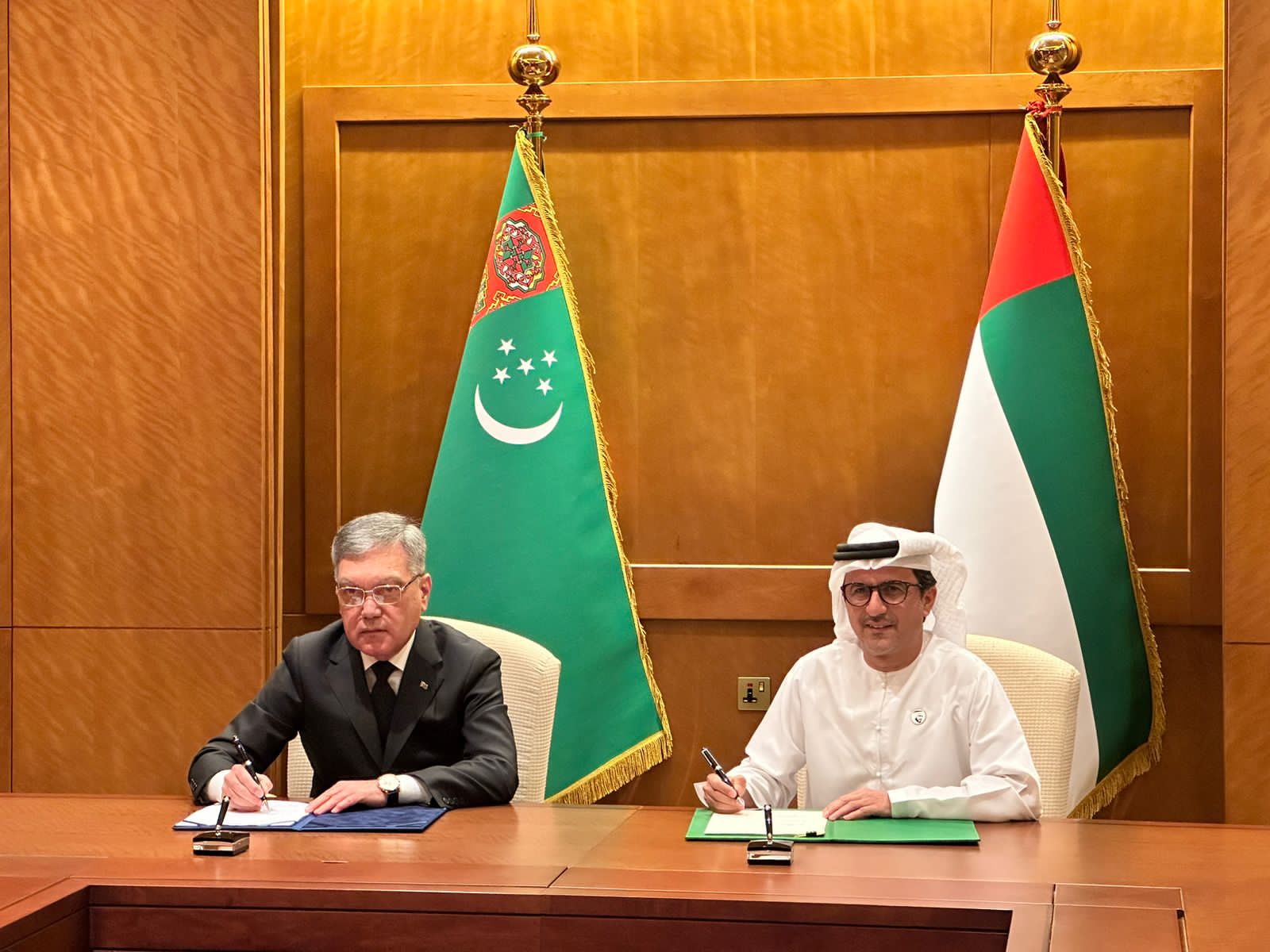 وقع سعادة مصبح الكعبي الرئيس التنفيذي لدائرة الحلول منخفضة الكربون والنمو الدولي بدولة الامارات ومعالي عاشر قولي بيغلييف نائب رئيس الوزراء لشئون النفط والغاز بتركمانستان مذكرة تفاهم في قطاع الطاقة بين شركة أدنوك وشركة الغاز الوطنية تركمان غاز وذلك على هامش الزيارة الرسمية لصاحب الفخامة قربان قولي بيردي محمدوف رئيس المجلس الاعلى بتركمانستان المرشد الاعلى للامة التركمانية الى دولة الامارات.