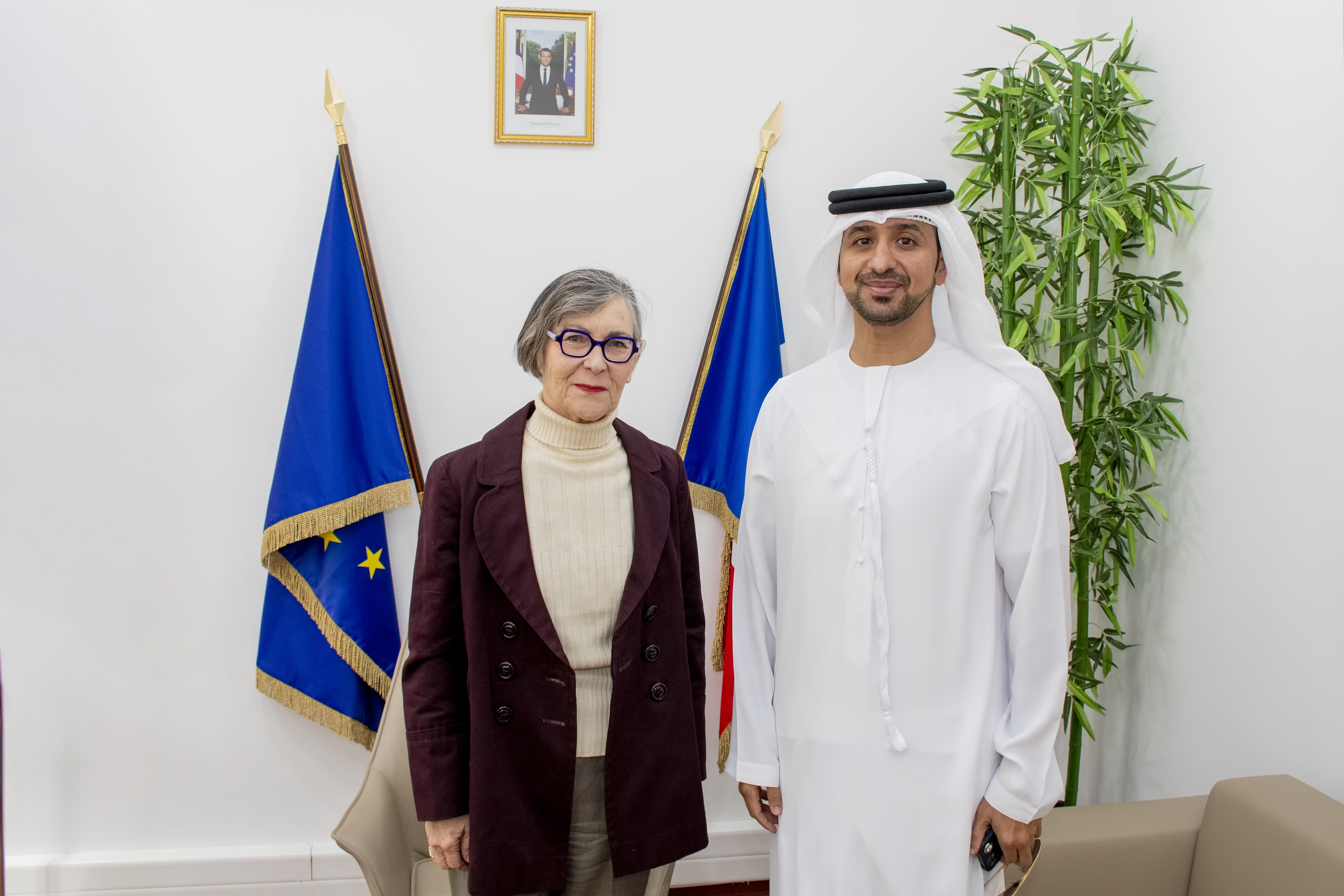 التقى سعادة أحمد الحاي الهاملي سفير الدولة لدى تركمانستان بسعادة إزابيل جوزنيل سفيرة فرنسا لدى تركمانستان، يوم الخميس الموافق 18 نوفمبر 2021 وذلك بمقر السفارة الفرنسية بالعاصمة التركمانية عشق آباد.
جرى خلال اللقاء بحث العلاقات المتميزة بين دولة الإمارات والجمهورية الفرنسية، وسبل تعزيز التعاون بين البلدين في مختلف المجالات، إضافة إلى تناول عدد من المواضيع ذات الاهتمام المشترك.
وفي الختام، أكد سعادة السفير حرصه على تطوير وتعزيز العلاقات الثنائية بين البلدين، بما يسهم في دعم أواصر الصداقة بين البلدين
