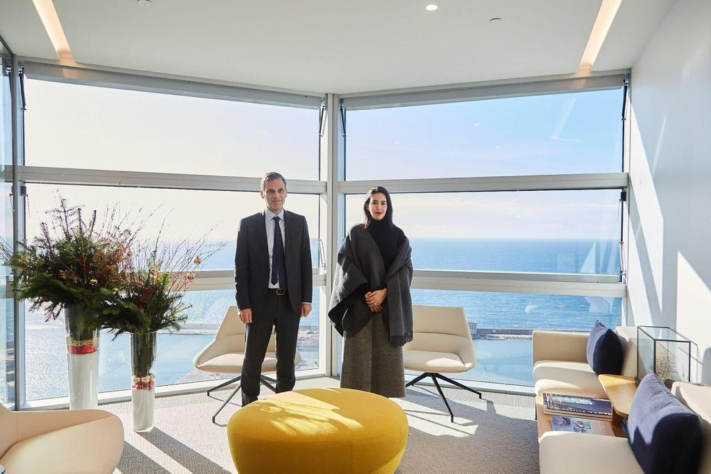 S.E.Hend Al-Otaiba a rencontré Rodolphe Saadē, Président et directeur exécutif du groupe CMA CGM, et discuté avec lui les différents moyens de promouvoir la coopération économique.