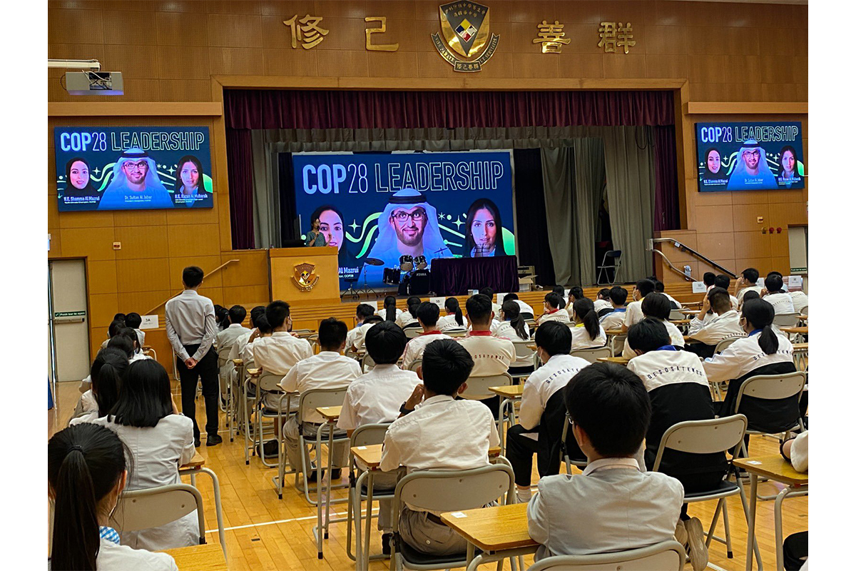 阿聯酋駐港總領事 館與 長春社合作為500名 香港學生舉辦講座介紹COP28焦點及阿聯酋多項全國層面氣候變化行動，包括2050年 淨零 排放戰略及於發展中國家投資可再生能源。及後學生提交如何保護自己學校或社區環境的活動提案。

