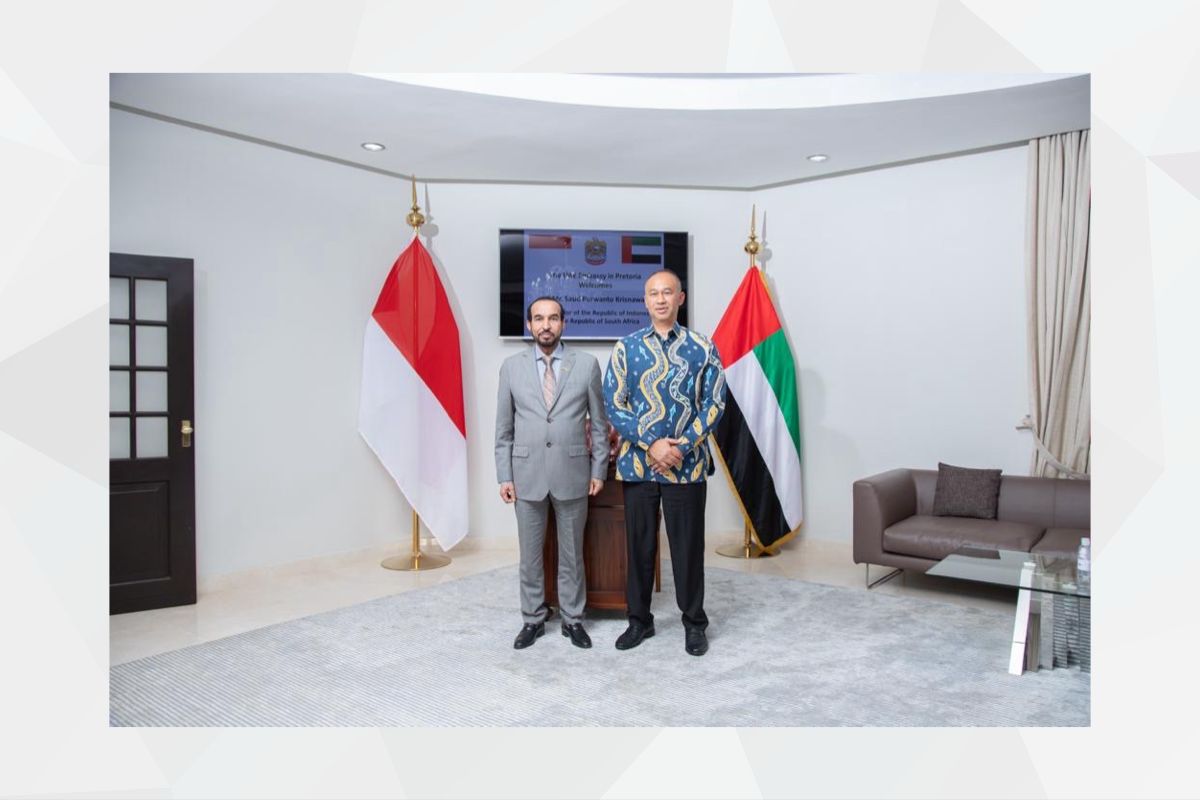 التقي سعادة السفير /محش سعيد الهاملي سفير الدولة لدى جنوب افريقيا بمقر السفارة في العاصمة بريتوريا مع سعادة / سعود بوروانتو سفير جمهورية اندونيسيا لدى جنوب افريقيا وهناه على توليه المنصب الجديد متمنيا له كل التوفيق والسداد في مهام عمله الجديد وتم خلال اللقاء مناقشة المواضيع ذات الاهتمام المشترك على الساحة الدولية والإقليمية وبحث سبل تعزيز العلاقات الثنائية بين البلدين.