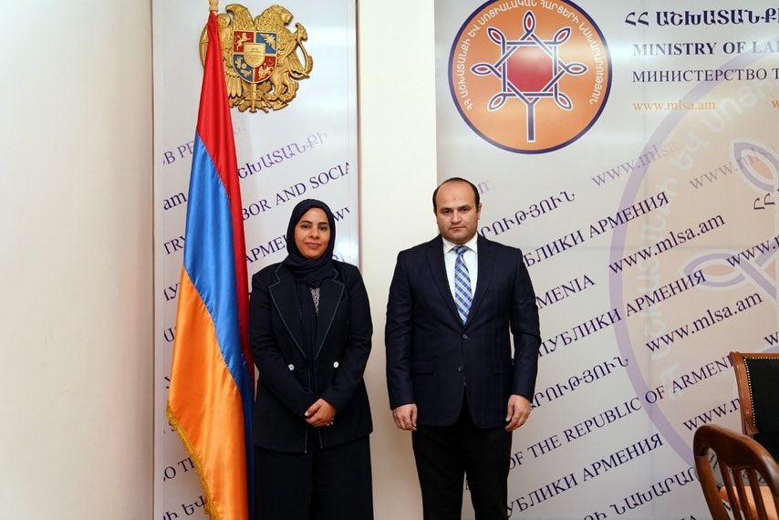 ՀՀ-ում ԱՄԷ դեսպանության գործերի հավատարմատար տկն․ Ահլամ ԱլՍալամին հանդիպել է ՀՀ աշխատանքի եւ սոցիալական հարցերի նախարար պրն․ Նարեկ Մկրտչյանի հետ։
Հանդիպման ընթացքում քննարկել են 2021 թ._ ին համատեղ իրականացրած սոցիալական եւ մարդասիրական ծրագրերը։
Քննարկվել է նաեւ Հայաստանի կարիքավոր ընտանիքների կենսակերպի բարելավմանն ուղղված նոր ծրագրերի իրականացման հնարավորությունները։
