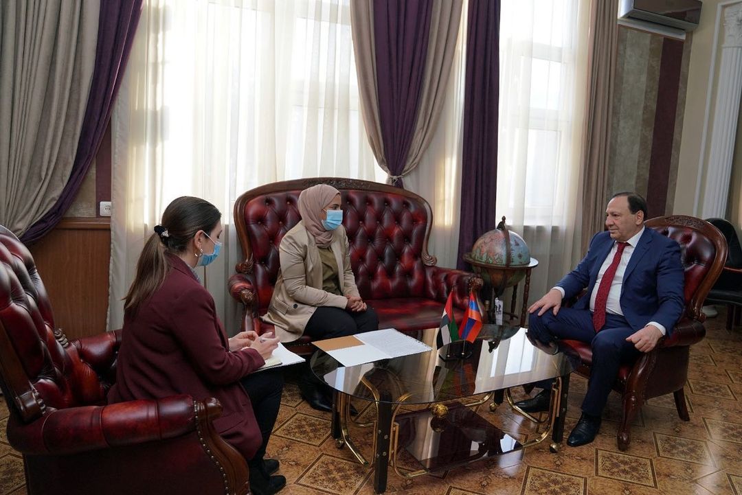 ՀՀ-ում ԱՄԷ դեսպանության գործերի հավատարմատար տկն․ Ահլամ ԱլՍալամին այցելել է ՀՀ առեւտրաարդյունաբերական պալատ, որտեղ նա հանդիպել է պալատի նախագահ պրն․ Մարտին Սարգսյանին։
Հանդիպման ընթացքում քննարկվել են երկու բարեկամ երկրների միջեւ տնտեսական կապերը եւ դրանց զարգացման ուղիները համատեղ հետաքրքրություն ունեցող ոլորտներում։
