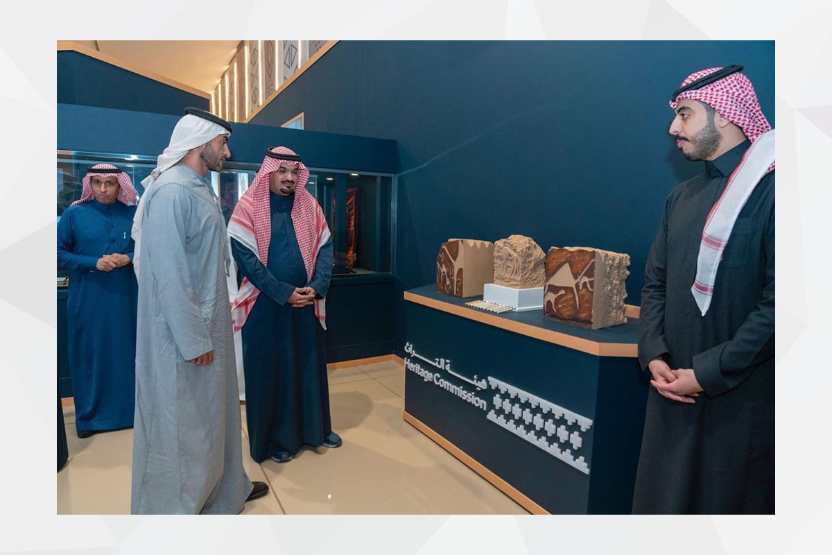 أشاد سعادة الشيخ نهيان بن سيف آل نهيان، سفیر الدولة لدى الرياض، بالتنظيم الرائع لمهرجان الملك عبدالعزيز للإبل في نسخته السابعة التي تقام تحت شعار «همة طويق» في الصياهد الجنوبية وذلك خلال زيارته لمقر المهرجان وشملت الزياره جولة على الأجنحة المشاركة كما اطلع على مسابقات بيرق المؤسس للون الصفر أمام لجنة التحكيم.وأعرب عن سعادته بما شاهده من مستوى تنظيمي احترافي ومنافسات رائعة من قبل الملاك، وفق أحدث التقنيات العالمية.