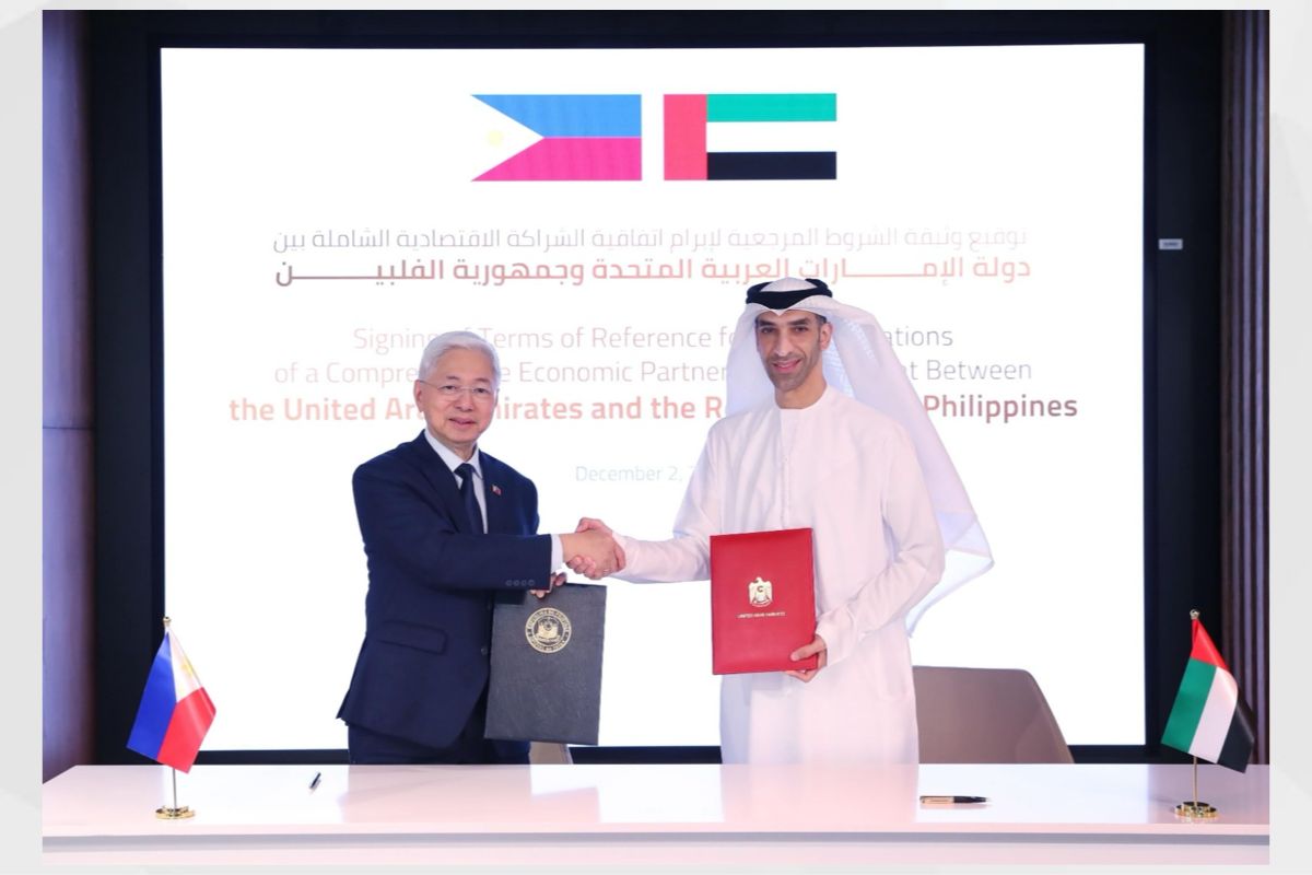 H.E. Dr. Thani bin Ahmed Al Zeyoudi, Minister of State for Foreign Trade, and H.E. Alfredo E. Pascual, Secretary of Trade and Industry of the Department of Trade and Industry for the Republic of the Philippines