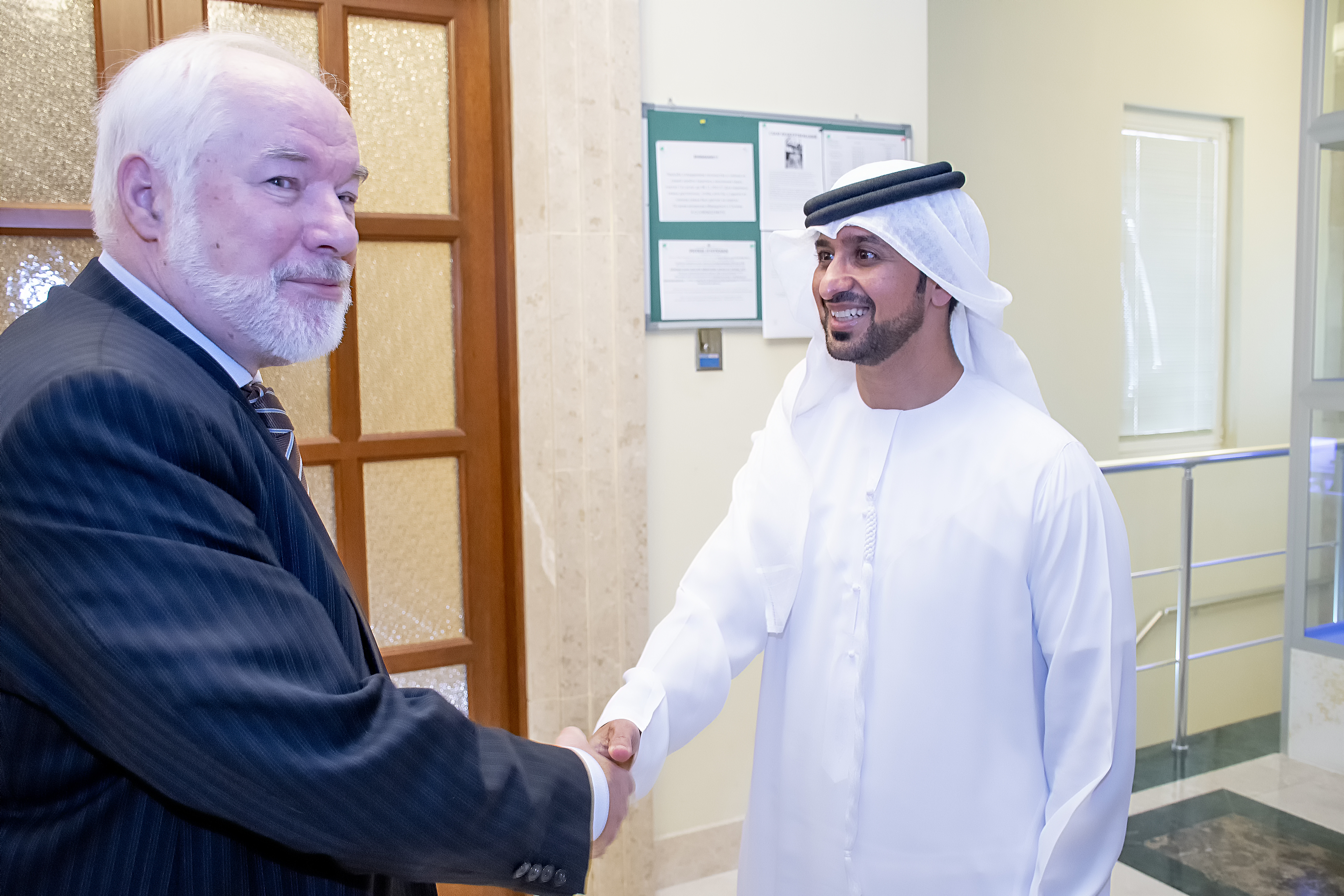 سفير الدولة لدى تركمانستان سعادة أحمد الهاملي  يلتقى بعميد السلك الدبلوماسي وسفير روسيا الاتحادية في تركمانستان

التقى سفير الدولة لدى تركمانستان سعادة أحمد الهاملي ، في إطار زيارة مجاملة ، بعميد السلك الدبلوماسي وسفير روسيا الاتحادية في تركمانستان سعادة ألكسندر بلوخين. وتبادل السفيران خلال الزيارة القضايا ذات الاهتمام المشترك بين البلدين الصديقين.
