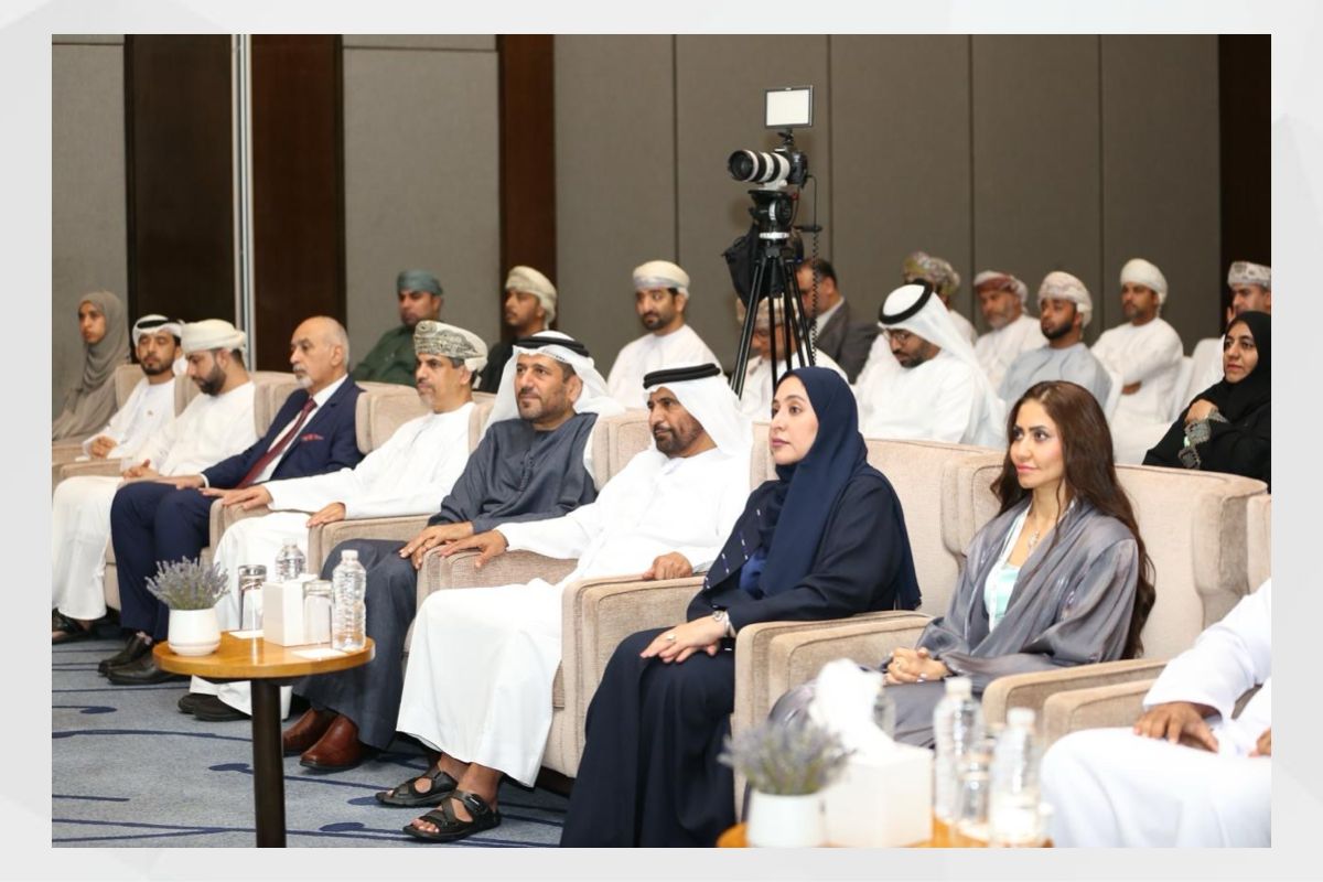حضر معالي السفير محمد بن نخيرة الظاهري فعاليات الملتقى الأول لخريجي جامعة الشارقة في سلطنة عُمان الشقيقة، وألقى معاليه كلمة في المناسبة أكد فيها على عمق الروابط الأخوية بين البلدين الشقيقين على المستويين القيادي والمجتمعي، كما أشار معاليه إلى دور جامعة الشارقة الحيوي في تعزيز التقارب بين الشعبين الإماراتي والعماني، وفي ختام الملتقى تفضل معاليه بتكريم عدد من الخريجين على أدوارهم المجتمعية والتنموية المتميزة.
