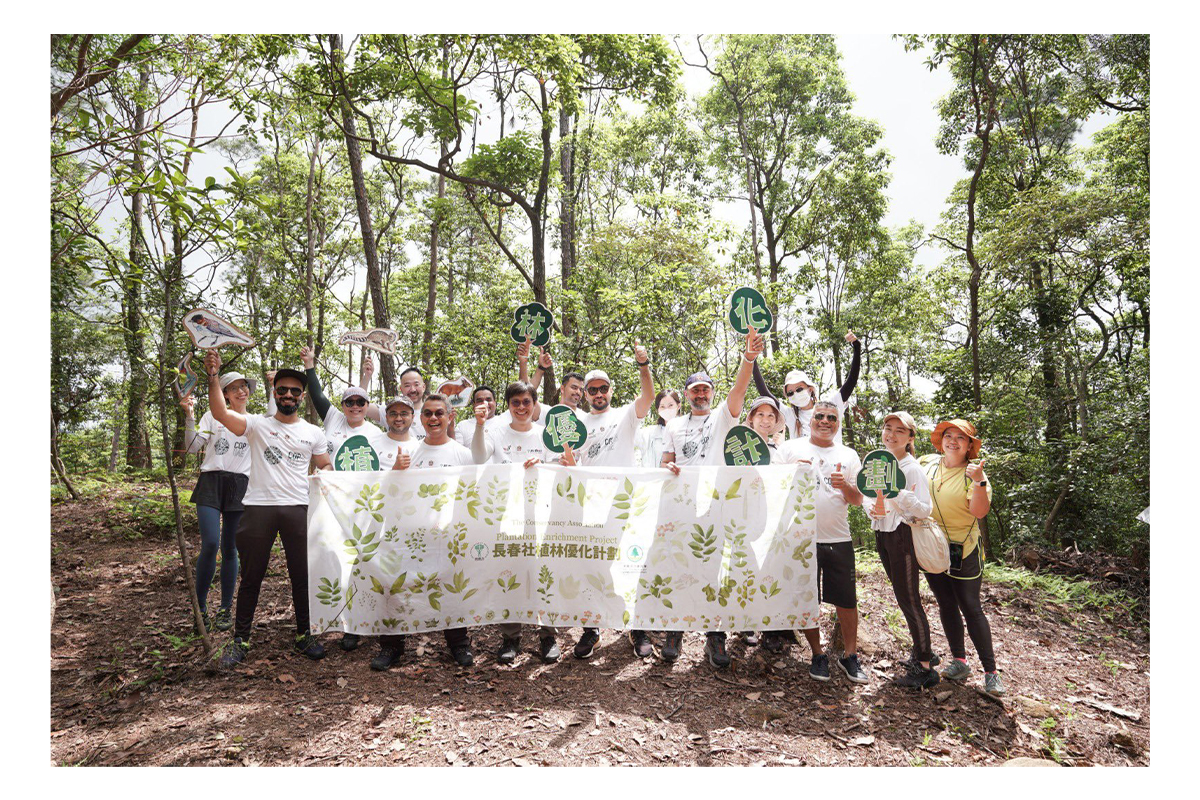 In support of the Year of Sustainability & upcoming COP28, UAE Consul General H.E. Sheikh Saoud Almualla led the Consulate team to participate in the Country Parks