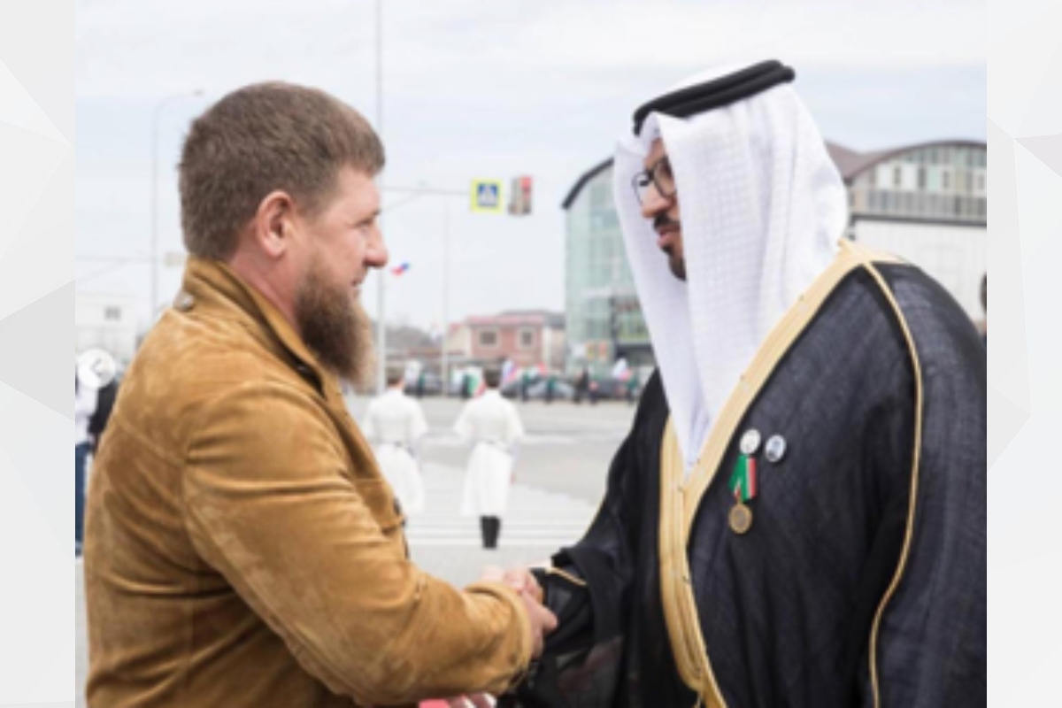 رئيس جمهورية الشيشان رمضان قاديروف يمنح سفير الدولة الدكتور محمد أحمد بن سلطان الجابر ميدالية الاستحقاق الفيدرالي للجهود المبذولة في تعزيز التعاون بين البلدين الصديقين وذلك في مدينة غروزني عاصمة جمهورية الشيشان.
