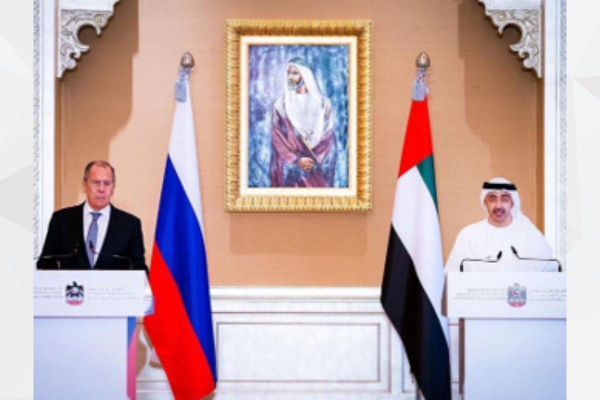 انعقدت اليوم في العاصمة الإماراتية أبوظبي مباحثات بين سمو الشيخ عبدالله بن زايد آل نهيان وزير الخارجية والتعاون الدولي ومعالي سيرغي لافروف وزير خارجية روسيا الاتحادية، خلال المباحثات تم بحث العلاقات المتميزة التي تربط البلدين الصديقين في مختلف المجالات بالإضافة إلى عدد من القضايا ذات الاهتمام المشترك، كما أكّد الجانبان مجدداً على استعدادهم المتبادل والحرص المشترك لمواصلة تطوير ورفع مستوى التعاون بين البلدين في كافة الأصعدة.
