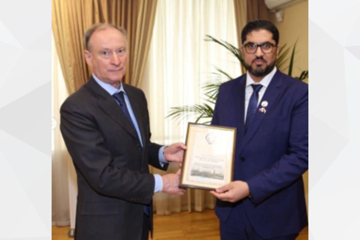 تم تكريم سعادة الدكتور محمد أحمد الجابر سفير الدولة في موسكو من قبل معالي نيكولاي باتروشيف سكرتير مجلس الأمن الروسي، وذلك بمنحه شهادة شكر وتقدير على إنجازاته ومساعيه منذ توليه مهام عمله سفيراً لدولة الإمارات لدى روسيا الاتحادية، هذه الجهود المبذولة أسهمت بشكل كبير في تعزيز علاقات الصداقة الوثيقة بين البلدين الصديقين.

