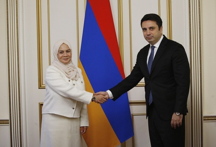 Ն.Գ. դեսպան դր. Նարիման Ալ-Մուլլան այսօր առավոտյան հանդիպել է ՀՀ ԱԺ նախագահ Ալեն Սիմոնյանին, որտեղ քննարկվել են տարբեր ոլորտներում երկու երկրների միջև երկկողմ հարաբերությունների ամրապնդման ուղիները, մասնավորապես՝ խորհրդարանական մակարդակում։