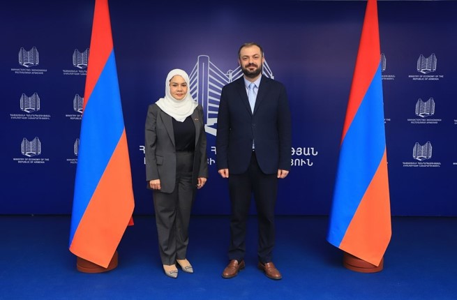 ԱՄԷ-ի և ՀՀ-ի միջև առևտրատնտեսական հարաբերությունների ամրապնդման շրջանակներում Ն․Գ․ դեսպան դր. Նարիման Ալ-Մուլլան հանդիպում է ունեցել ՀՀ էկոնոմիկայի նախարար Ն․Գ․ Գևորգ Պապոյանի հետ, որտեղ կողմերը մտքեր են փոխանակել երկու երկրների միջև առևտրատնտեսական հարաբերությունների զարգացման և ամրապնդման ուղիների, ինչպես նաև ընդհանուր հետաքրքրություն ներկայացնող մի շարք ոլորտներում ներդրումային ծրագրերի իրականացման վերաբերյալ։
