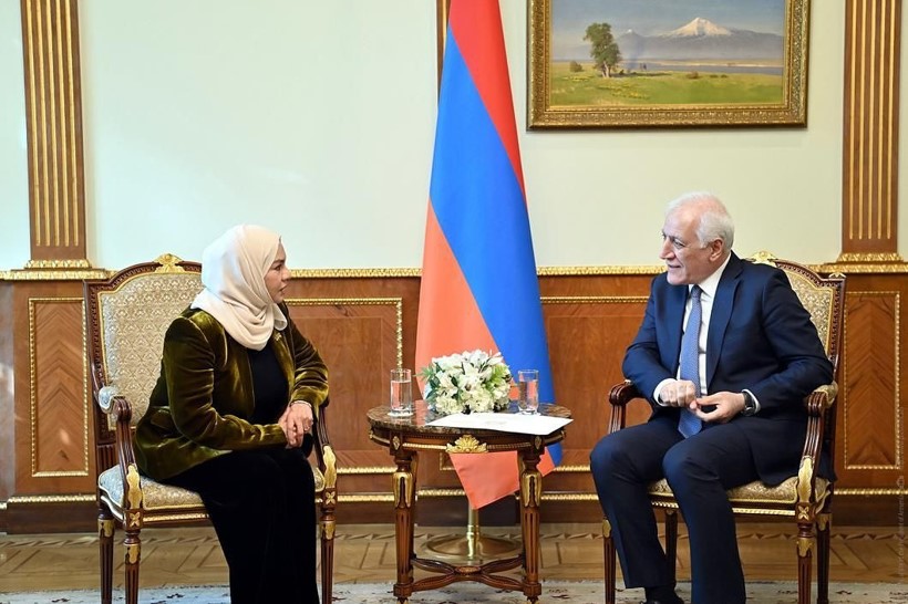 Բարեկամ Հայաստանի Հանրապետության նախագահ Ն.Գ. Վահագն Խաչատուրյանն ընդունել է Ն.Գ. դեսպան դր. Նարիման Ալ-Մուլլային: Քննարկվել են երկու երկրների միջև համագործակցության օրակարգային հարցերը տնտեսական, առևտրային և ներդրումային գործընկերության ընդլայնման նպատակով
